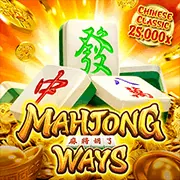 Trọng tài kiểm tra gà trước trận đấu tại trường gà